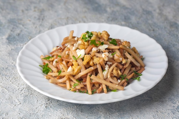 Fideos turcos Eriste con queso, nueces y perejil