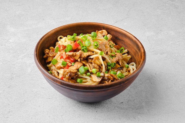 fideos Udon con carne de cerdo y hongos en salsa de chile dulce