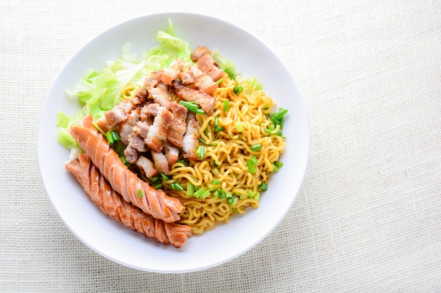 Fideos Udon con cerdo a la parrilla, salchichas y repollo - cocina japonesa