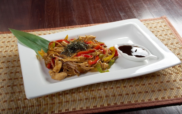 Fideos udon con estofado de tendón de ternera.Cocina japonesa.