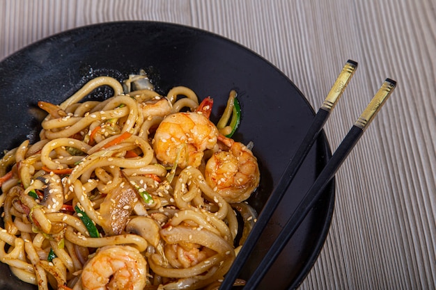 Fideos udon con gambas y verduras