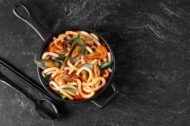 Fideos Udon con mariscos o Jjampong Estilo de comida coreana con influencia china