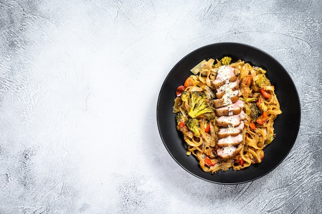 Fideos Udon con pechuga de pato a la plancha. Fondo gris Vista superior. Copia espacio