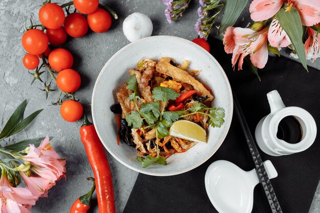 Fideos udon con pollo y pimientos