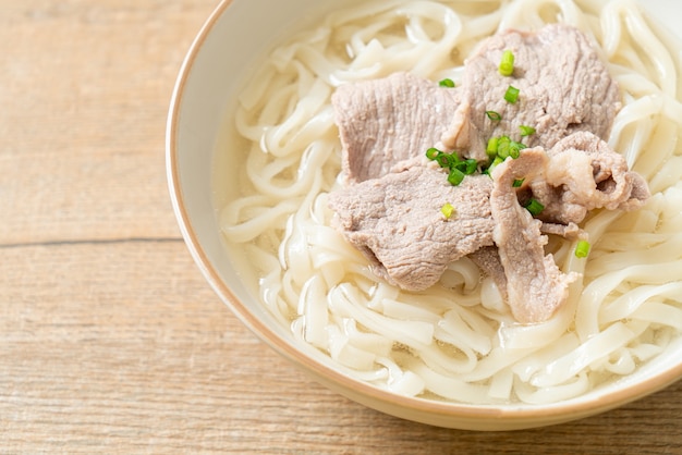 Foto fideos udon ramen caseros con carne de cerdo en sopa clara