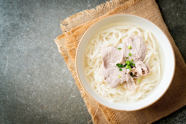 Fideos udon ramen caseros con carne de cerdo en sopa clara