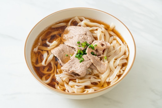 fideos udon ramen caseros con carne de cerdo en sopa de soja o shoyu