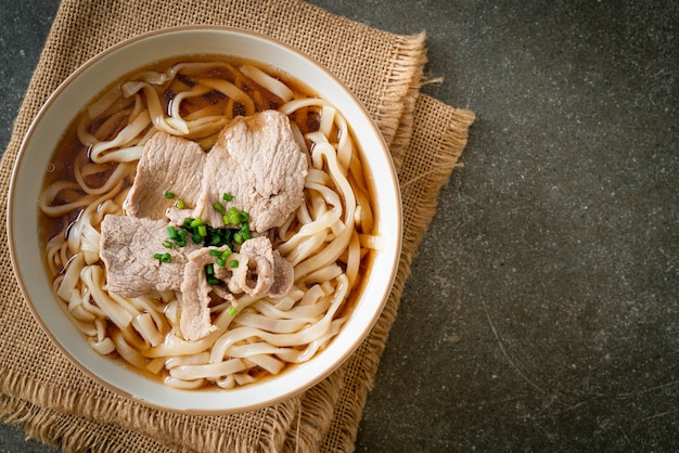 fideos udon ramen caseros con carne de cerdo en sopa de soja o shoyu