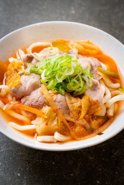 fideos udon ramen con cerdo y kimchi