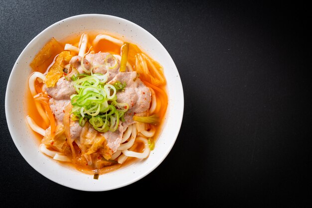 fideos udon ramen con cerdo y kimchi