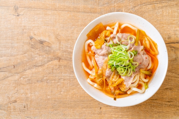 fideos udon ramen con cerdo y kimchi