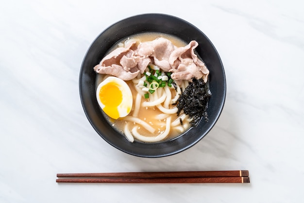 fideos udon ramen con sopa de cerdo