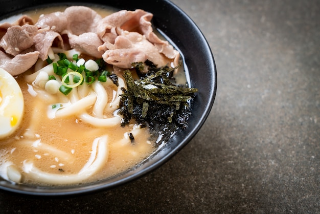 fideos udon ramen con sopa de cerdo