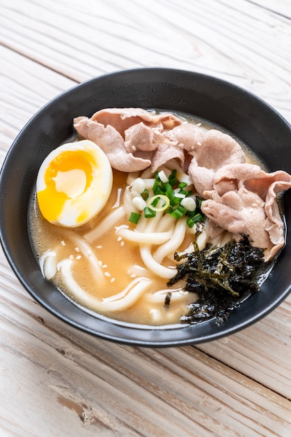 fideos udon ramen con sopa de cerdo