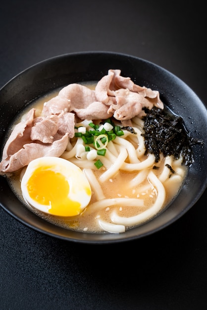 fideos udon ramen con sopa de cerdo