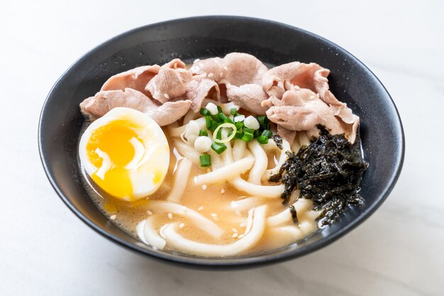 fideos udon ramen con sopa de cerdo