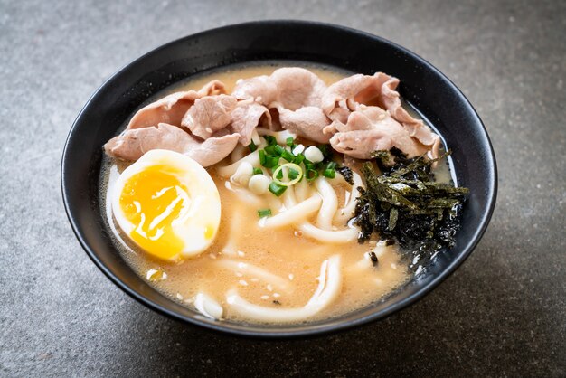 fideos udon ramen con sopa de cerdo