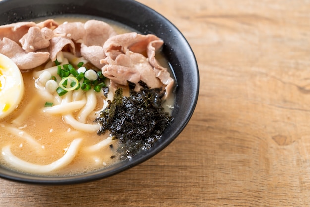 fideos udon ramen con sopa de cerdo