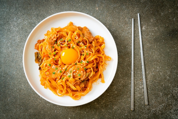 fideos udon salteados con kimchi y cerdo - estilo de comida coreana