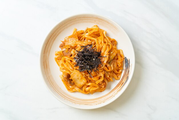 fideos udon salteados con kimchi y cerdo - estilo de comida coreana