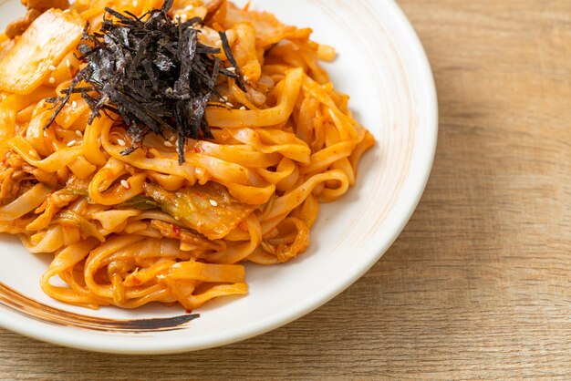 fideos udon salteados con kimchi y cerdo - estilo de comida coreana