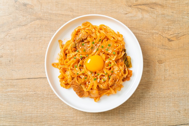 fideos udon salteados con kimchi y cerdo