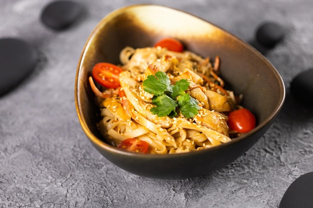 Fideos udon salteados con pollo y verduras Cocina asiática