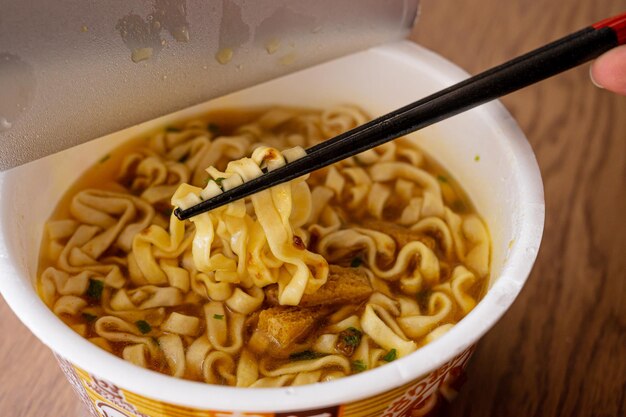 Fideos udon de taza de curry