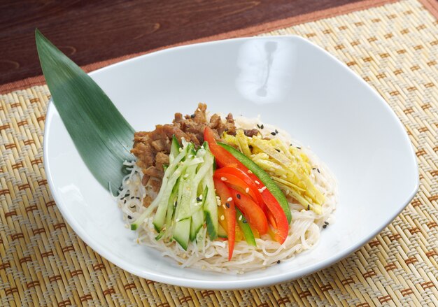 Fideos udon con ternera .Cocina japonesa