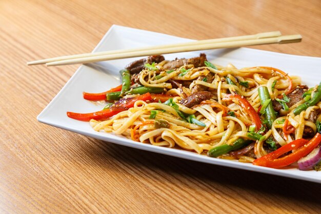 Fideos udon con ternera en un restaurante asiático