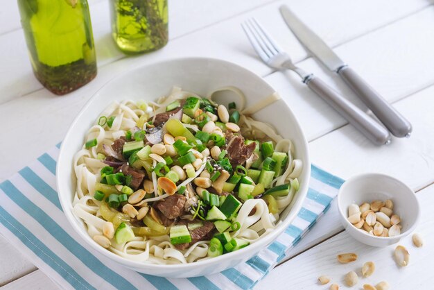 Fideos udon con trozos de frijoles germinados de maní de res