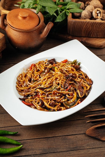 Fideos udon con verduras y carne