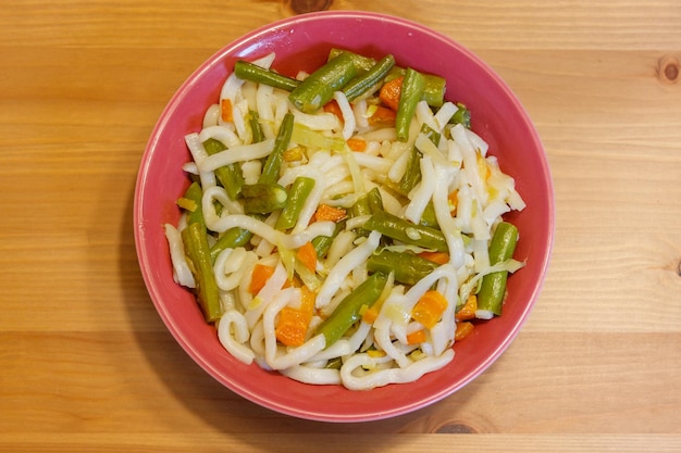 Fideos udon con verduras en la mesa de madera Cocina japonesa Comida asiática