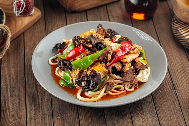 Fideos uigur guiru lagman con setas de oreja