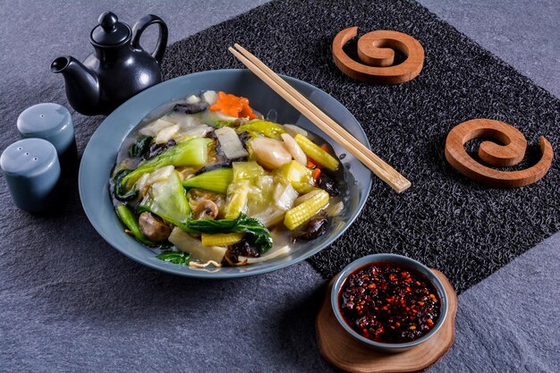 Foto fideos vegetales chinos cantoneses con palillos fotografía de alimentos