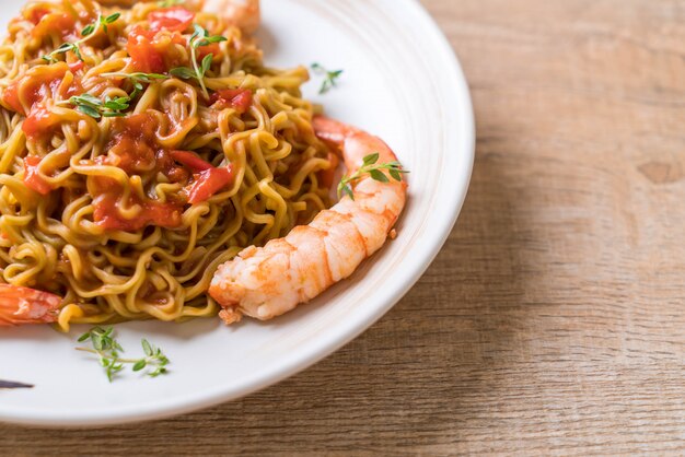 Foto fideos vegetales con salsa de tomate y gambas