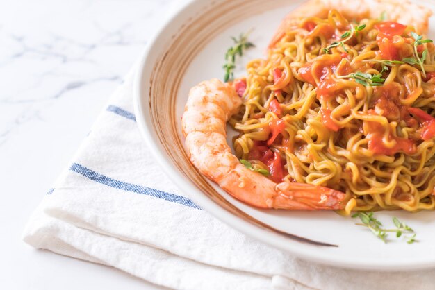 Fideos Vegetales Con Salsa De Tomates Y Camarones