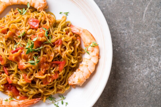 Fideos Vegetales Con Salsa De Tomates Y Camarones