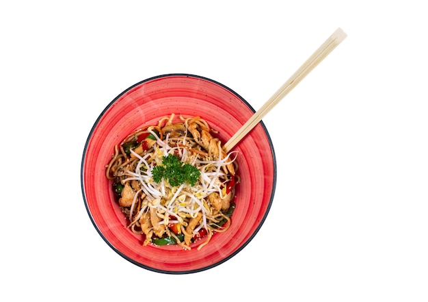 Fideos con verduras en un blanco aislado