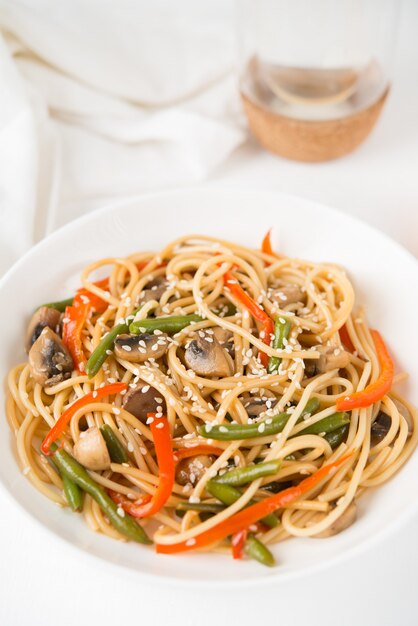 Fideos con verduras y champiñones en salsa de soja