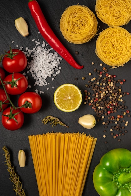 Fideos con verduras de colores y especias en negro.