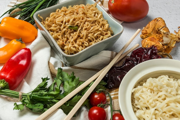 Fideos con verduras. Comida oriental típica