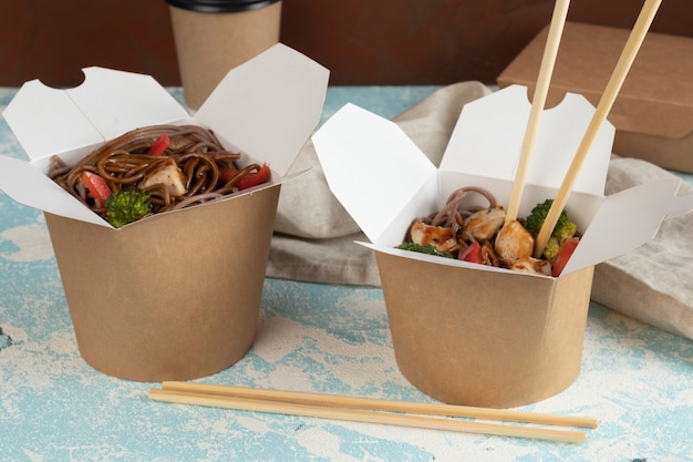 Fideos con verduras y pollo en envases artesanales