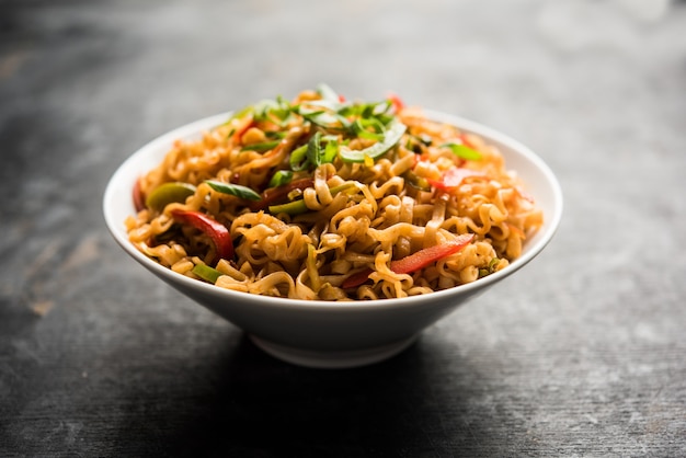 Los fideos de verduras Schezwan son unos fideos Hakka planos salteados picantes y sabrosos con salsa y verduras