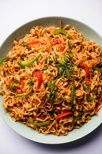 Los fideos de verduras Schezwan son unos fideos Hakka planos salteados picantes y sabrosos con salsa y verduras