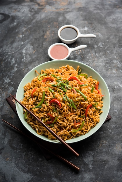 Los fideos de verduras Schezwan son unos fideos Hakka planos salteados picantes y sabrosos con salsa y verduras