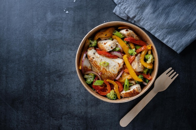 Fideos con verduras en un tazón