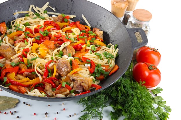 Fideos con verduras en wok aislado en blanco