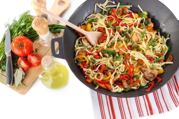 Fideos con verduras en wok aislado en blanco