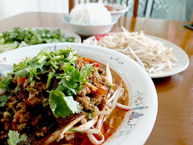 Fideos Vermicelli de arroz con sopa picante de cerdo o el nombre tailandés es Khanom Jeen Nam Ngeow, el deli favorito